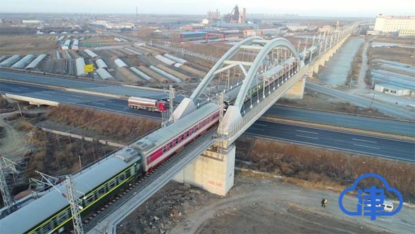 跨高速不断交施工 唐曹铁路正式运营服务京津冀一体化