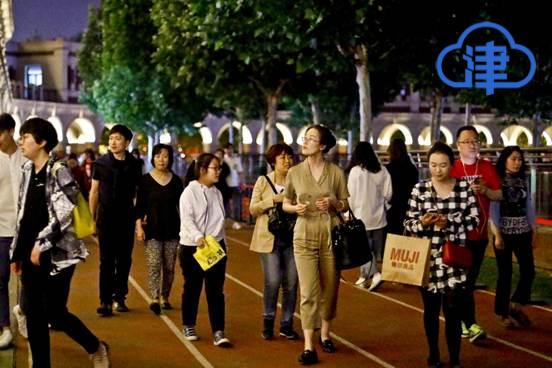 【繁荣夜间经济 扮靓天津生活】人气更聚了，财气更旺了！来，看看咱天津的“夜间图景”
