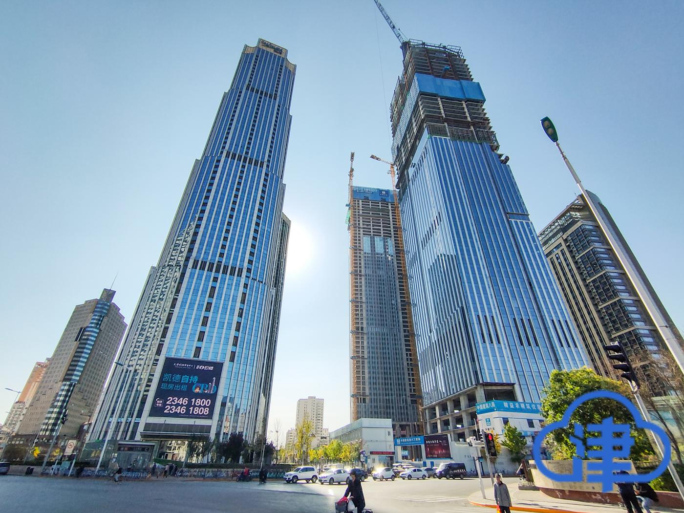 由中建八局承建的天津平安泰达金融中心项目(右)公寓楼已实现封顶