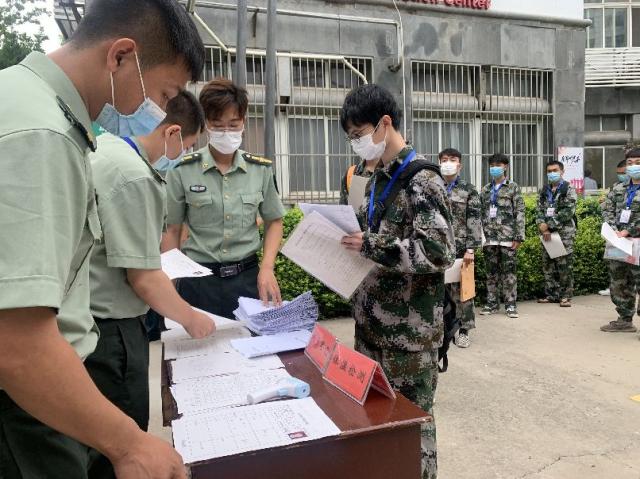 征兵直击!一群热血青年接受祖国“挑选”