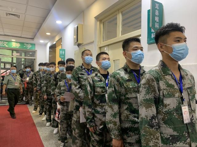 征兵直击!一群热血青年接受祖国“挑选”