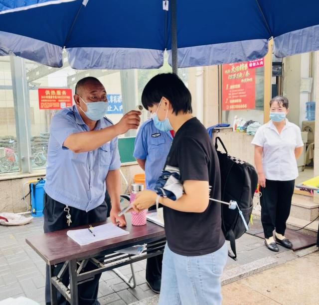 7个社区工作组现场督导，“家门口”的防疫他们来把关……