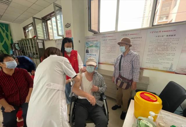“走，我带您到家门口打疫苗去！”