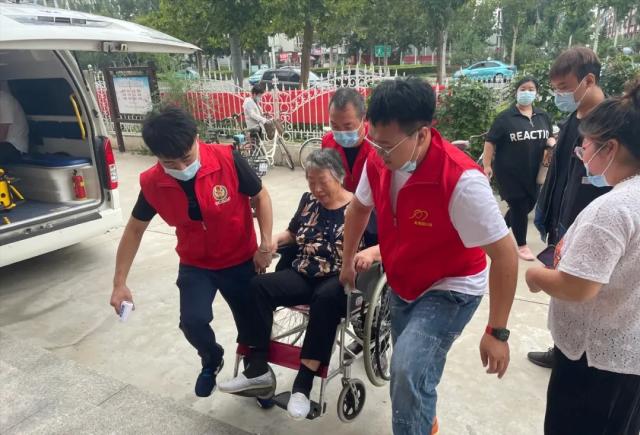 “走，我带您到家门口打疫苗去！”