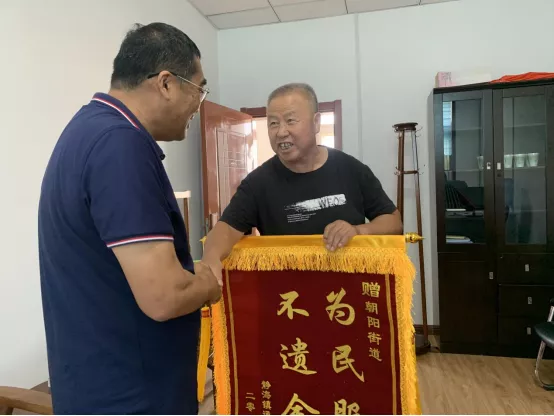 我为群众办实事丨心里的“疙瘩”解开了！69岁的社区大爷为何送来了锦旗？