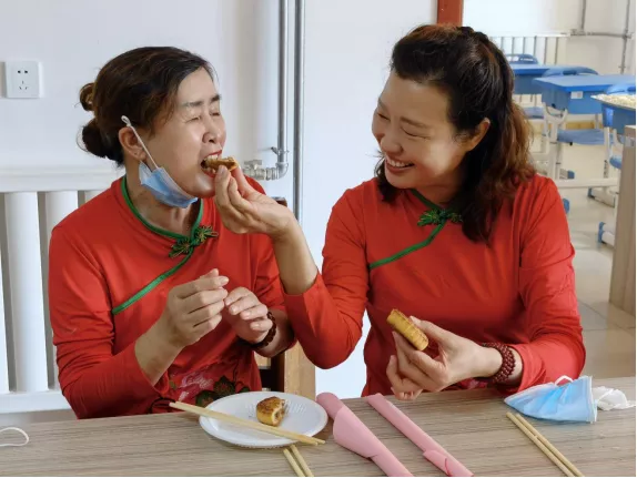 真热闹～这“一家子”凑在一起过中秋