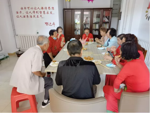 真热闹～这“一家子”凑在一起过中秋