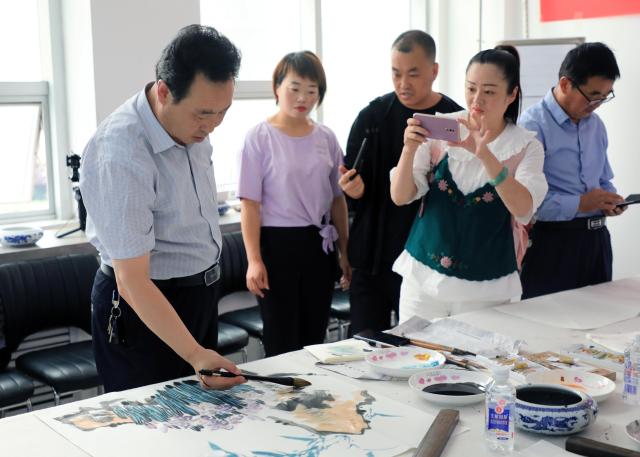 静海融媒记者在镇原丨相隔千里的文艺联动 为新中国生日献礼