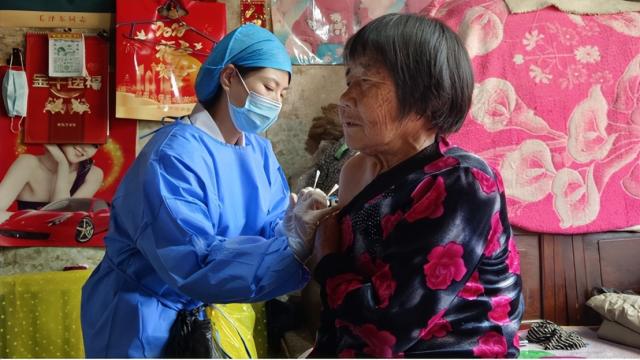 打开“心头锁”老人接种“暖心疫苗”