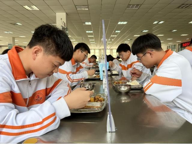 盼望着，盼望着，复课的铃声响了……