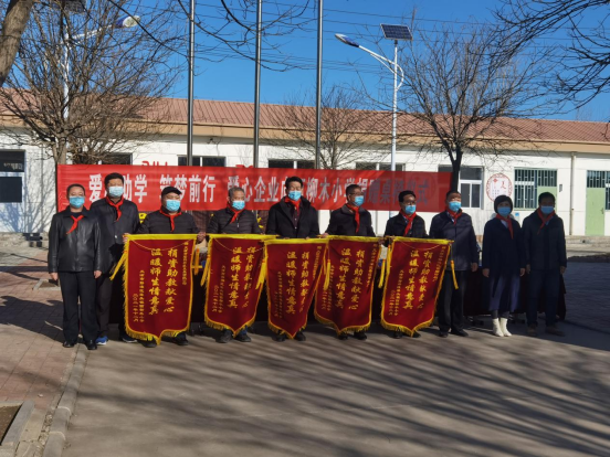 我为群众办实事丨赞!爱心捐赠桌椅送达