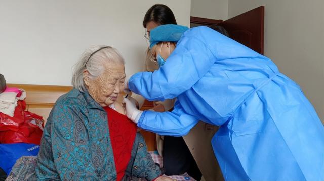 送“苗”上门、帮助预约、全程陪同……只为让老年人疫苗接种更舒心
