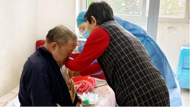 送“苗”上门、帮助预约、全程陪同……只为让老年人疫苗接种更舒心