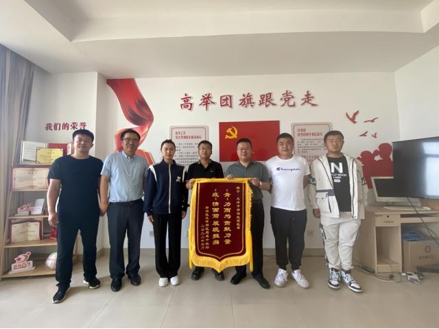 锦旗背后的“疫”线故事