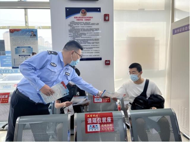 我为群众办实事丨“绿色通道”来了!民警为大学生集中办理身份证