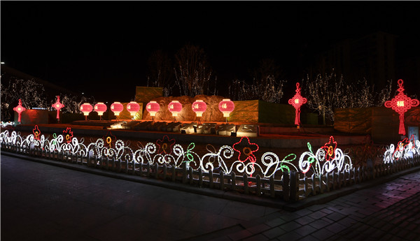 祥和,大街小巷布满了鲜红的国旗,绚烂的彩灯,中国结,大福字,树挂串灯