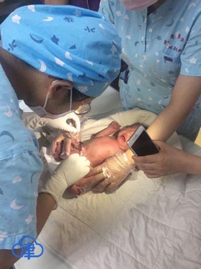 【津云现场】今早,新生儿被丢在路旁,市民警察医生爱心接力救弃婴