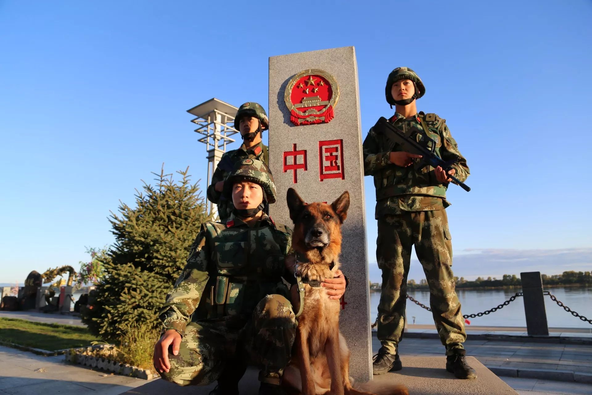 皮一起向解放军叔叔们敬礼(`99ω9907)ゞ皮皮太可爱了╮63╭