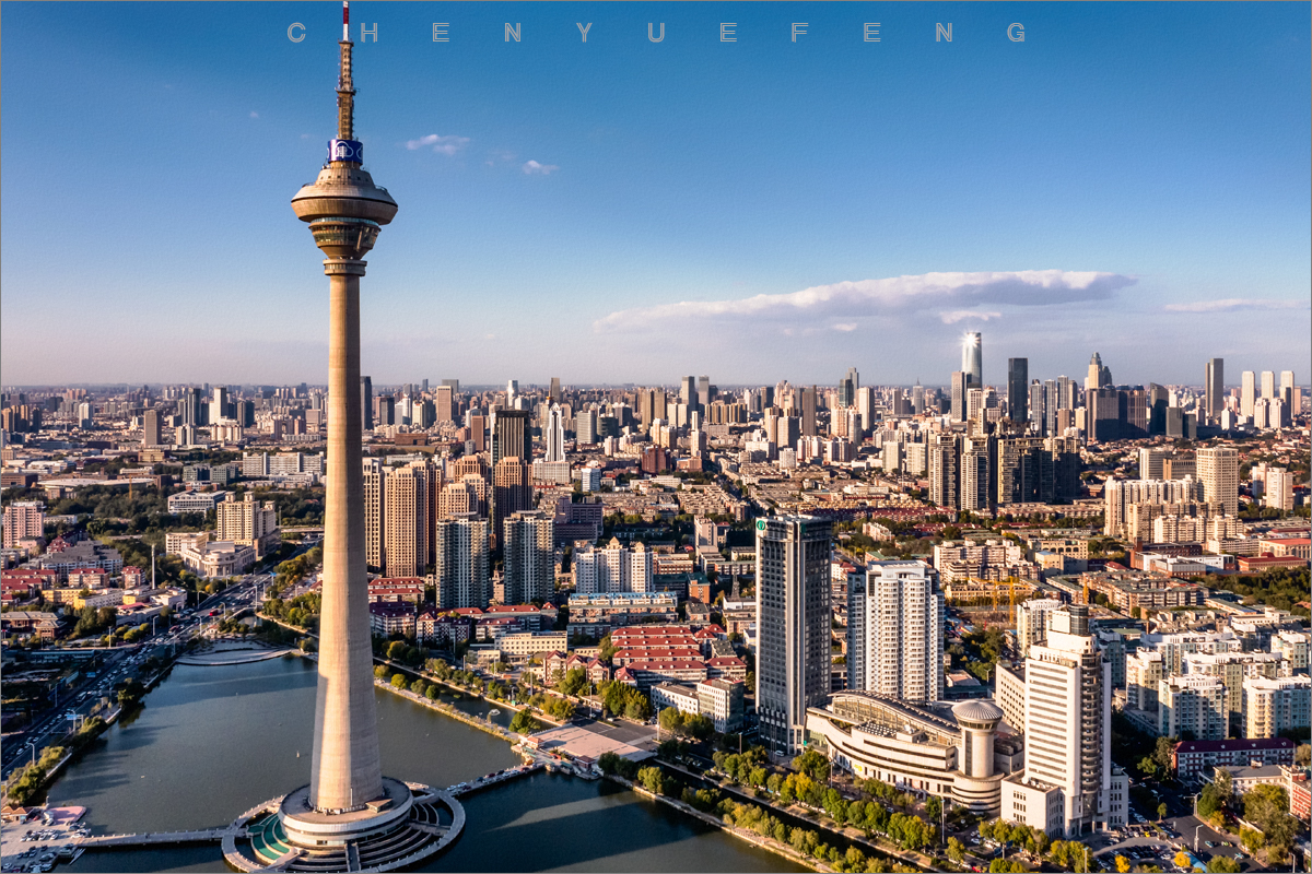 高远洁净的天空 蓝天白云下的天津