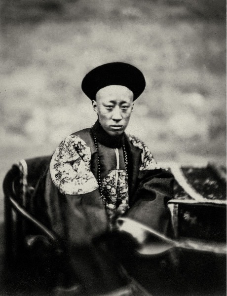 恭亲王不紧不慢地说:"我是先皇第六个儿子.