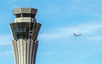塔台是每架飞机安全起降的"信号塔"