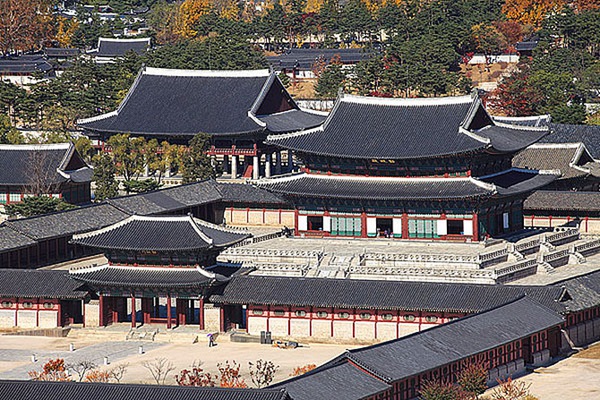 勤政殿,是康熙皇帝时期在明代西苑的基础上修建而成,也是清代皇帝在