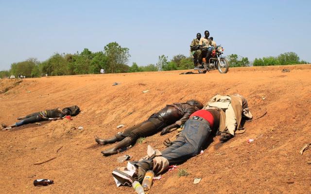 这些年南苏丹内战死亡人数超过45万,流亡难民300百多万,陷入一场场人