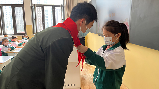 争做新时代新雷锋思政课走进津南区实验小学