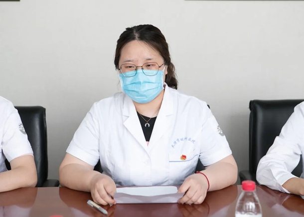 视功能检查中心团员 刘玉凤奏唱团歌离团仪式在激昂的团歌声中拉开