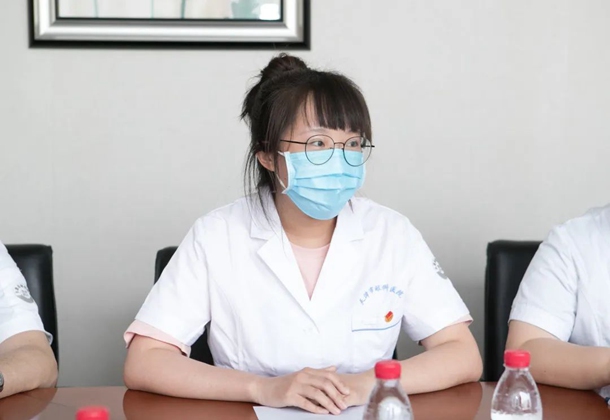 教学办团员 王海英视功能检查中心团员 刘玉凤奏唱团歌离团仪式在激昂